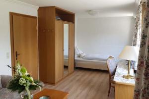 Berghotel Hoher Knochen في وينتربرغ: غرفة معيشة مع أريكة وسرير