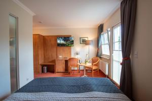 ゲーレンにあるHotel Garni Sonnenklahrのベッドと机とテーブルのある寝室 +37枚の写真