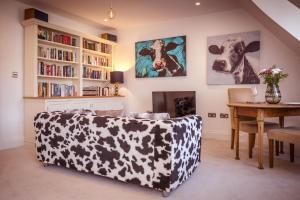 un soggiorno con divano e tavolo di Artist's Loft - stylish 1-bed just 5 mins stroll from the beach a St Leonards