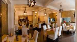 un ristorante con tavoli bianchi e sedie bianche di Apartments Stari Ribar a Budua