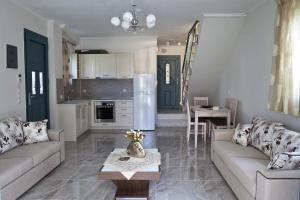 Kuchyň nebo kuchyňský kout v ubytování Anemos Villas