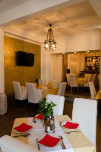 una sala da pranzo con tavoli bianchi e sedie bianche di Apartments Stari Ribar a Budua