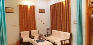 a waiting room with chairs and a table at GHODELA NIWAS in Sāmod