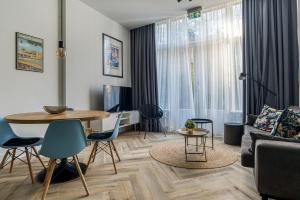 ein Wohnzimmer mit einem Tisch und einem Sofa in der Unterkunft Hosted by Wendy Prins Willem 1 in Scheveningen