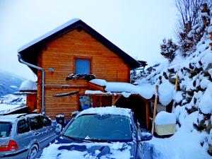 Panorama Ferienhaus Ematberg mit Bergblick und Sauna v zimě