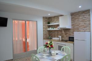 une cuisine avec une table et un vase de fleurs. dans l'établissement Fantastic 1 bedroom Apartment with Gallery CB6EV, à Alicante