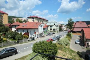 - une vue sur une ville avec des voitures garées dans une rue dans l'établissement Apartament Ustrzycki, à Ustrzyki Dolne