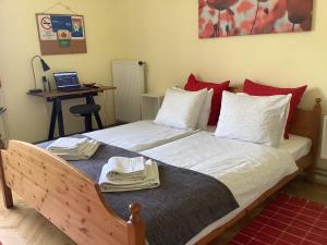 Postel nebo postele na pokoji v ubytování Poppy Flower Apartment + 37 fotografií