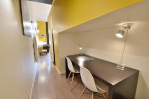 a dining room with a black table and chairs at LOFT Le Siam Proche du PORT in Fécamp