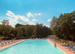 Bazén v ubytovaní Camping Village Mugello Verde alebo v jeho blízkosti