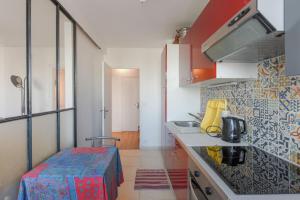 eine Küche mit einer Spüle und einer Arbeitsplatte in der Unterkunft Cozy and spacious with balcony and view over Seine in Clichy