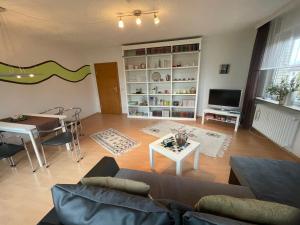 霍茲明登的住宿－Fewo Weser，客厅配有沙发和桌子