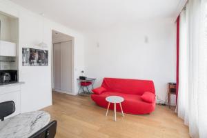 ニースにあるComfortable studio in the heart of Nice - W334のリビングルーム(赤いソファ、テーブル付)