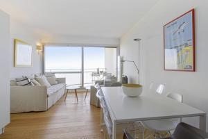 salon z kanapą i stołem w obiekcie Bright T2 with balcony and sea view in Biarritz w Biarritz