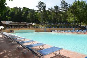 Bazén v ubytovaní Camping Village Mugello Verde alebo v jeho blízkosti