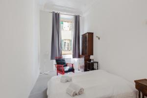 - une chambre avec un lit blanc et 2 serviettes dans l'établissement Bright flat at the heart of the Old Nice 3 min from the beach - Welkeys, à Nice