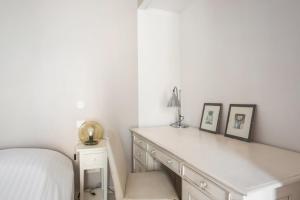 - une chambre avec un lit et un bureau avec deux photos dans l'établissement La Maisonnette Antiboise - Welkeys, à Antibes