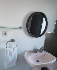 ein Bad mit einem Waschbecken und einem Wandspiegel in der Unterkunft Estudio Duquesa Golf Sierra y Mar in Manilva