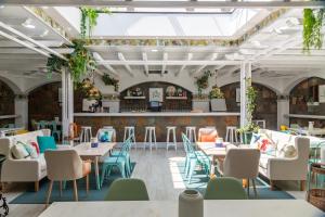 ein Esszimmer mit Tischen und Stühlen in der Unterkunft Hotel Marhava in Conil de la Frontera
