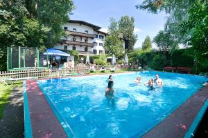 Piscina di Hotel Linde o nelle vicinanze