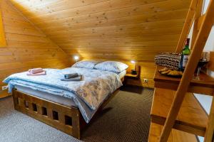 sypialnia z łóżkiem w drewnianym domku w obiekcie Chalúpka na Lúke w Liptowskim Mikulaszu