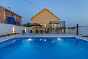 Bazén v ubytování Villa Family and Friends private heated pool with jacuzzi nebo v jeho okolí