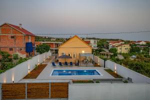 Bazén v ubytování Villa Family and Friends private heated pool with jacuzzi nebo v jeho okolí