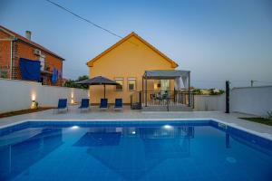 Bazén v ubytování Villa Family and Friends private heated pool with jacuzzi nebo v jeho okolí