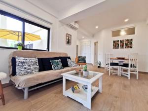 ein Wohnzimmer mit Sofa und Tisch in der Unterkunft Lagos Sea View Apartment in Lagos