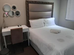 1 dormitorio con cama, escritorio y cama sidx sidx sidx sidx en VIRGINIA TOWNHOUSE, en East London