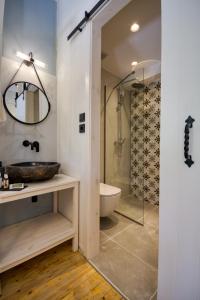 ロードス・タウンにあるBastion Luxury Medieval Accommodationのバスルーム(洗面台、ガラス張りのシャワー付)