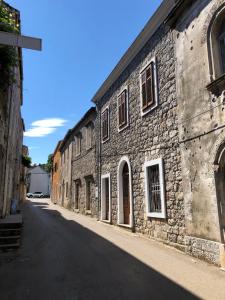una calle vacía en un viejo edificio de piedra en Bed&Breakfast Agroturizam Antunović, en Kuna Pelješka
