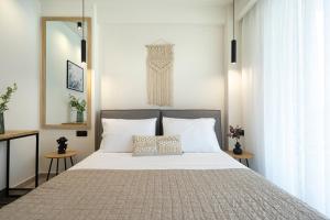 Postel nebo postele na pokoji v ubytování Aelia Seaside Luxury Suites