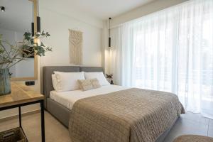 Postel nebo postele na pokoji v ubytování Aelia Seaside Luxury Suites