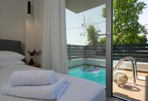 Postel nebo postele na pokoji v ubytování Aelia Seaside Luxury Suites