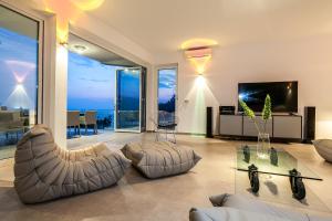 ヴェラ・ルカにあるVilla Style and Seaのソファとガラスのテーブルのあるリビングルーム