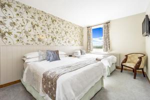 Katil atau katil-katil dalam bilik di Best Western Limpley Stoke Hotel