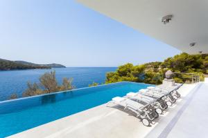 Cette villa dispose d'une piscine et offre une vue sur l'eau. dans l'établissement Villa Style and Sea, à Vela Luka