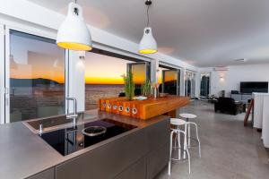 ヴェラ・ルカにあるVilla Style and Seaの海の景色を望むキッチン