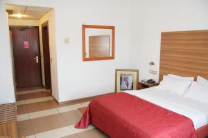 Tempat tidur dalam kamar di Hotel Franco Yaounde