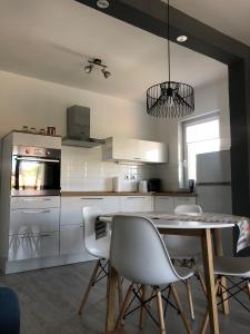Kuchyň nebo kuchyňský kout v ubytování Apartments Nenich Aves