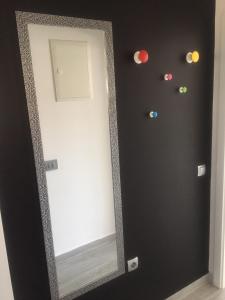 einen Spiegel in einem Zimmer mit Knöpfen an der Wand in der Unterkunft Apartments Nenich Aves in Žman