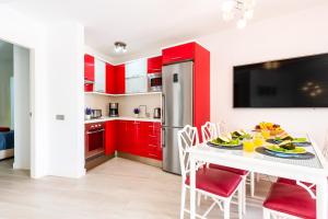 Tenerife South Apartments的厨房或小厨房