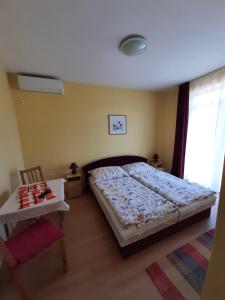 Posteľ alebo postele v izbe v ubytovaní Kondics Apartmanház