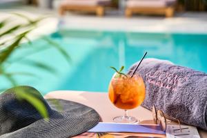 A piscina localizada em Adorno Beach Hotel and Suites ou nos arredores