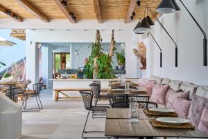 Uma área de estar em Adorno Beach Hotel and Suites