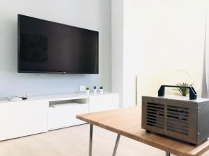 A television and/or entertainment centre at Loft Duplex Malaga