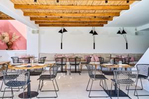 Uma área de estar em Adorno Beach Hotel and Suites