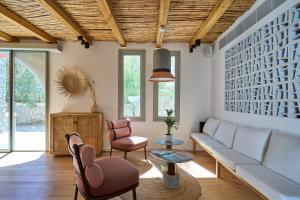 Uma área de estar em Adorno Beach Hotel and Suites