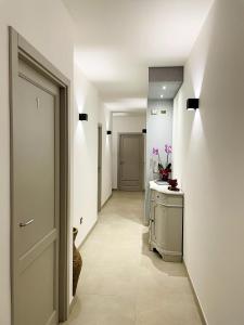 a hallway with a bathroom with a sink at Alguer 74 in Alghero